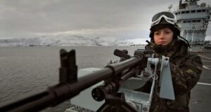 Британские морпехи на учениях в Норвегии пьют ром за короля и готовятся воевать с Россией
