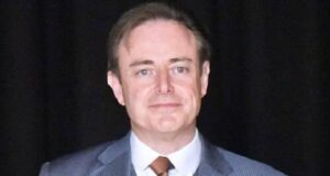 Премьер министр Бельгии Барт де Вевер назвал президента США голодной гусеницей
