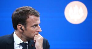 Politico: после принятия бюджета на 2026 год Макрон станет хромой уткой
