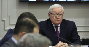 Рябков призвал направлять к США все вопросы о возможности договориться по ДСНВ