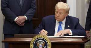 Трамп подписал указ о введении дополнительных пошлин в 10% для всех стран мира