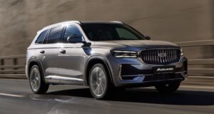 Geely Monjaro улучшен для России: как обновился флагманский кроссовер и сколько он стоит теперь