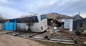 В ЛНР автобус протаранил жилой дом, пострадали четверо
