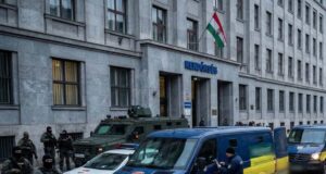 Венгрия перехватила конвой с деньгами и золотом для Украины