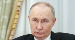 Владимир Путин призвал расселить ветхие бараки