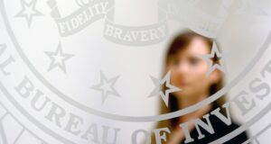 Житель США перебросил ведро с человеческими останками через забор ФБР