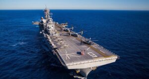В США при пожаре на авианосце пострадали три человека