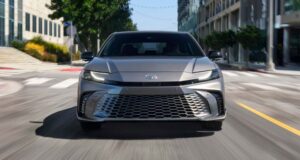 Camry, RAV4 и Highlander против «китайцев»: как взлетели продажи автомобилей Toyota в 2026 году