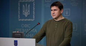 Подоляк раскритиковал кушающего чебуреки в Москве Уиткоффа
