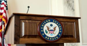 Сенат США одобрил резолюцию, ограничивающею военные полномочия Трампа по Ирану