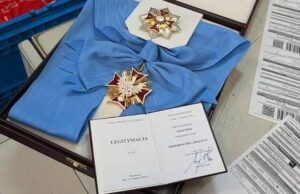 Экс премьер Польши предложил Украине вернуть военную технику вместе с орденами