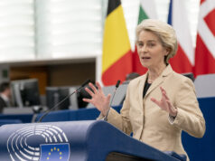 Euractiv: Фон дер Ляйен начала регулярно носить пиджаки цвета хаки Euractiv: Фон дер Ляйен начала регулярно носить пиджаки цвета хаки