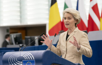 Euractiv: Фон дер Ляйен начала регулярно носить пиджаки цвета хаки