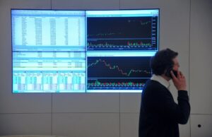 Индекс Мосбиржи упал ниже 2300 пунктов впервые за три года