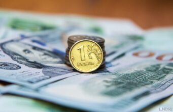 Официальные курсы доллара и евро выросли еще почти на 1 рубль