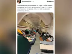 Прятавшиеся в метро от российских ударов киевляне переругались из за палаток