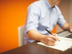 Лишь пятая часть работников предпочитает оставаться на работе добровольно rabota pixabay