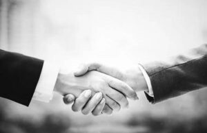 Украинский омбудсмен Лубинец ушёл от ответа на вопрос об объятиях с чиновником из России Украинский омбудсмен Лубинец ушёл от ответа на вопрос об объятиях с чиновником из России