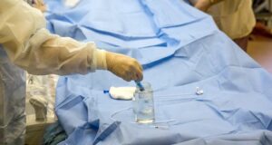 В Китае медики впервые пересадили мужчине почки и печень свиньи