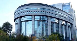 Евродепутат из Польши разорвала флаг УПА в Европарламенте