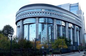 Евродепутат из Польши разорвала флаг УПА в Европарламенте
