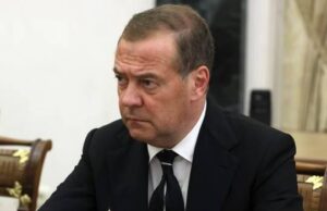 Медведев призвал активно обороняться от санкций Запада Медведев призвал активно обороняться от санкций Запада