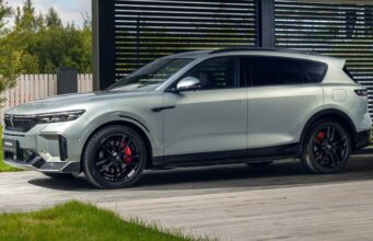 Названы самые продаваемые гибридные автомобили в России