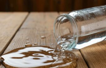 Роспотребнадзор дал советы по покупке бутилированной воды летом