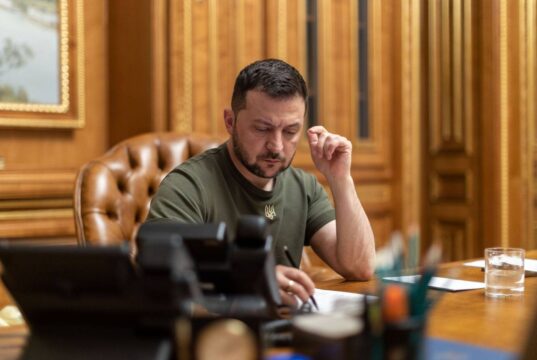 «Страна»: Зеленский не решится уволить Сырского из за страха потерять власть