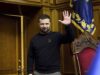 Табличка саммита «коалиции желающих» рухнула при появлении Зеленского Табличка саммита «коалиции желающих» рухнула при появлении Зеленского