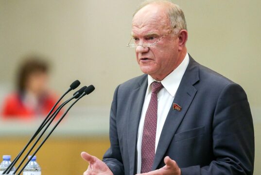 Зюганов назвал работу Госдумы восьмого созыва пятилеткой испытаний и войны