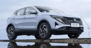 Без турбин и «роботов»: в Россию привезли новый дешевый кроссовер Nissan с надежным двигателем