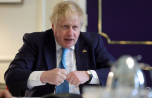 Боуз назвал слова Джонсона о срыве мирных переговоров в 2022 году ложью