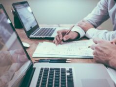Как петербуржцы выбирают рабочее место и чего им не хватает в БЦ desk writing work hand man working 596254 pxhere.com