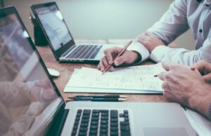Как петербуржцы выбирают рабочее место и чего им не хватает в БЦ desk writing work hand man working 596254 pxhere.com