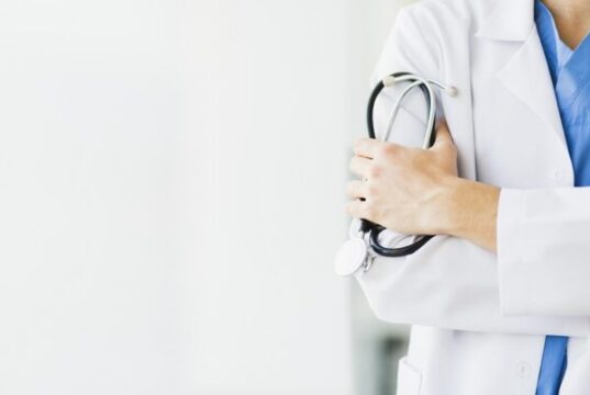 doctor physician white coat uniform medical assistant stethoscope 1571983 pxhere.com