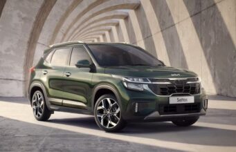 Он стоит дешевле Geely и Tenet: в Россию привезли недорогой и надежный корейский кроссовер