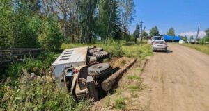 Под Красноярском опрокинулся грузовик с пассажирами, есть пострадавшие