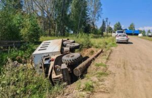Под Красноярском опрокинулся грузовик с пассажирами, есть пострадавшие