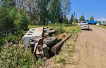 Под Красноярском опрокинулся грузовик с пассажирами, есть пострадавшие