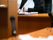 Пьяный кандидат в депутаты сломал шлагбаум и припарковался на пешеходной дорожке возле здания МВД