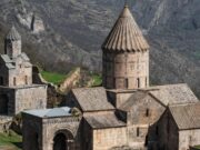 Россияне выстроились в очередь за гражданством Армении