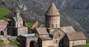Россияне выстроились в очередь за гражданством Армении