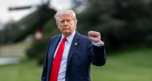 Трамп приостановил введение пошлин против Канады на три дня