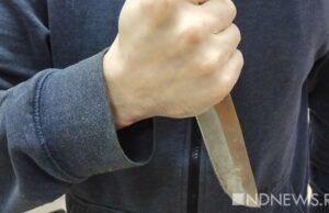 Во Франции вооруженный ножами мужчина ранил полицейских Во Франции вооруженный ножами мужчина ранил полицейских