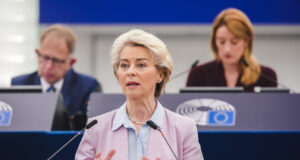 Захарова поиздевалась над фон дер Ляйен, назвав её капитаном евротитаника