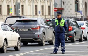 Чем грозит водителю поездка с просроченными правами: в МВД объяснили, как не лишиться машины и избежать штрафа