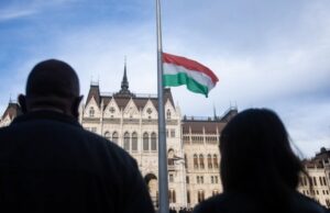 Венгрия высылает десять российских дипломатов Венгрия высылает десять российских дипломатов